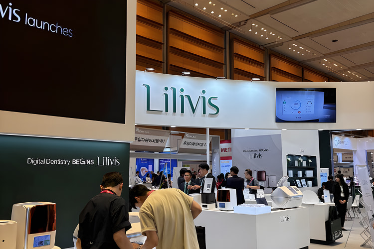 Lilivis implant demonstration at SIDEX 2024 booth